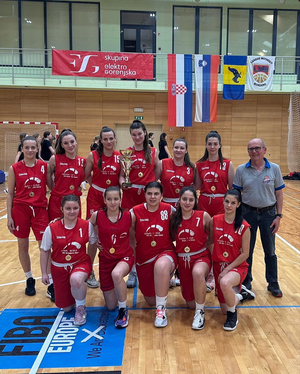 Ekipa ŽKK Kranjska Gora – Jesenice z osvojenimi medaljami